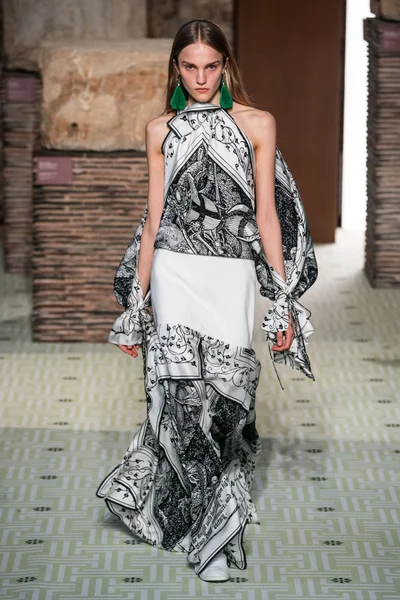 Look 16